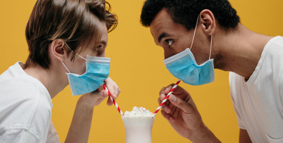 ¿Cómo quitarse la mascarilla en la terraza del bar o restaurante?